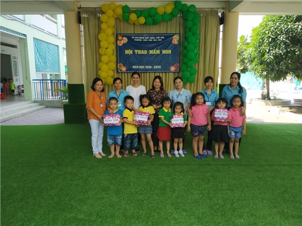Bé tham gia hội thao và chơi trò chơi vận động ngoài trời